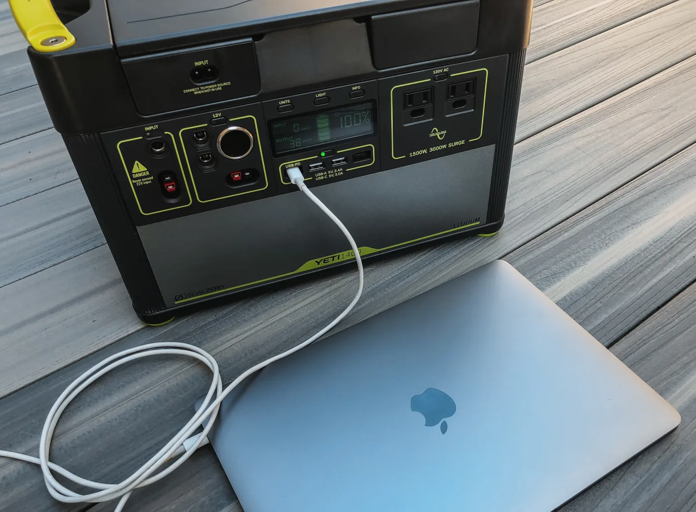 便携电源连接笔记本电脑和 USB-C 设备的产品照片